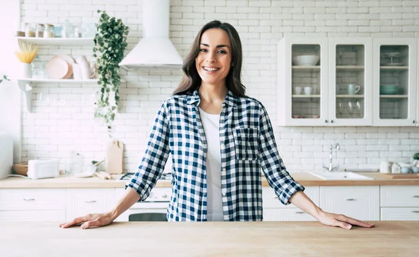 Young Beautiful Modern Woman Stands Table Kitchen Home — Stock Photo, Image