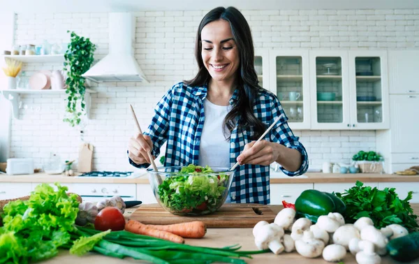 Mooie Schattige Jonge Lachende Vrouw Keuken Bereidt Een Vegan Salade — Stockfoto