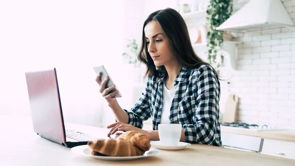 Hermosa Joven Mujer Casual Moderna Está Utilizando Ordenador Portátil Teléfono — Foto de Stock