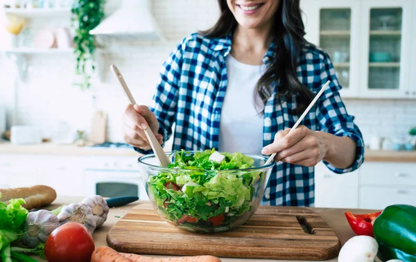 Mooie Schattige Jonge Lachende Vrouw Keuken Bereidt Een Vegan Salade — Stockfoto