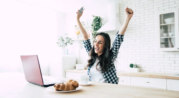 Emocionado Feliz Linda Mujer Joven Está Gritando Debido Ganar Poco — Foto de Stock