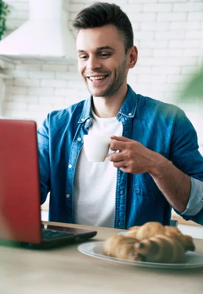 Ευτυχισμένο Πρωινό Όμορφη Χαμογελαστή Άνθρωπος Χρησιμοποιεί Φορητό Υπολογιστή Και Ποτά — Φωτογραφία Αρχείου