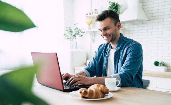 Šťastné Ráno Krásný Usměvavý Muž Používá Přenosný Počítač Pije Kávu — Stock fotografie