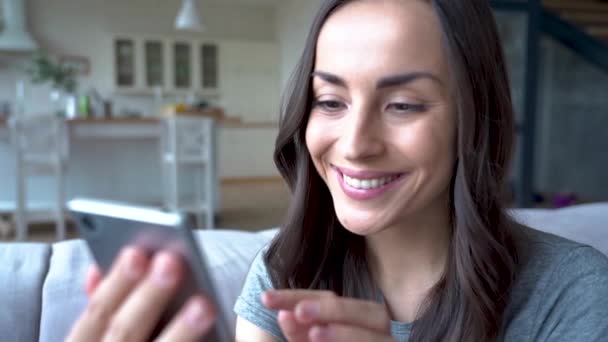 Slow Motion Vidéo Belle Jeune Femme Heureuse Tout Utilisant Son — Video