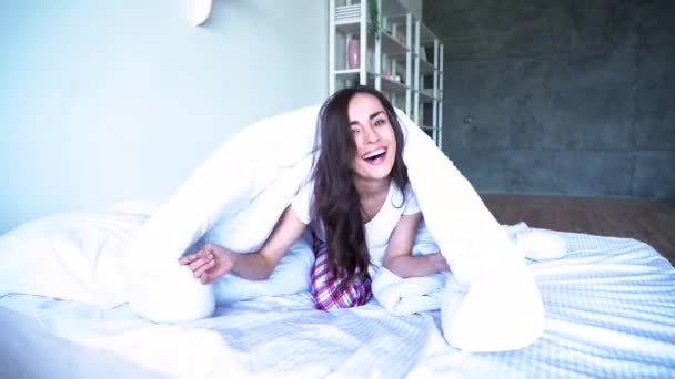 Hermosa Joven Sonriente Divirtiéndose Cama — Vídeo de stock