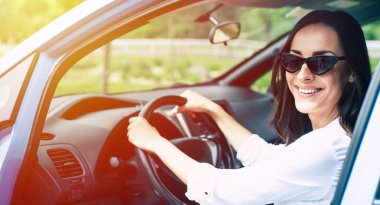 Güneş gözlüğü sürüş araba güzel kadın sürücü