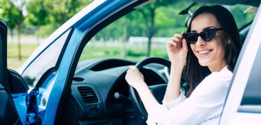 Güneş gözlüğü sürüş araba güzel kadın sürücü