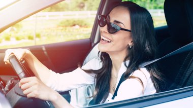 Güneş gözlüğü sürüş araba güzel kadın sürücü