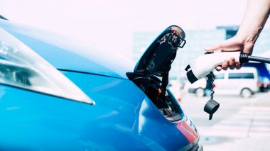 Yakıt Pompası Tutan Man Kırpılmış Görünümü. Benzin İstasyonu'nda Refueling Automobile