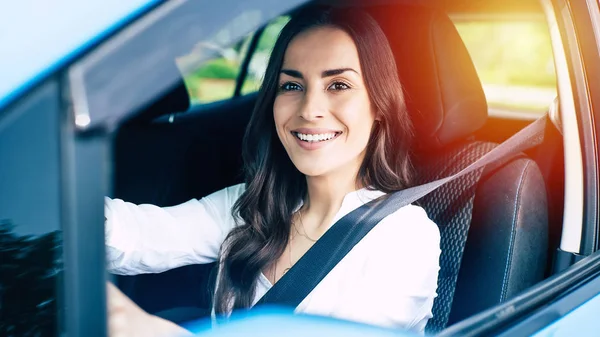 Belle Conductrice Assise Dans Voiture — Photo