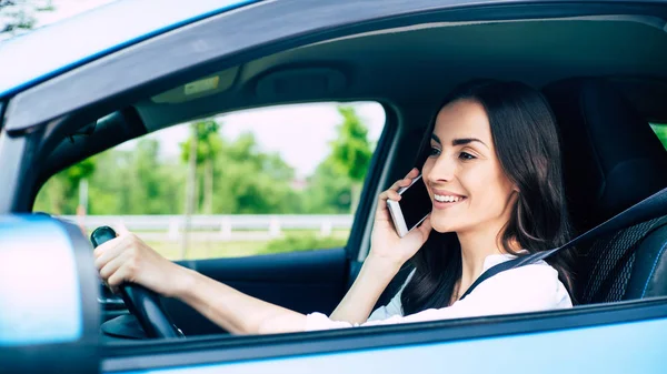 Улыбающаяся Молодая Женщина Разговаривает Телефону Рулем Автомобиля — стоковое фото