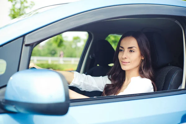 Piękna Kobieta Kierowca Siedzi Samochodzie — Zdjęcie stockowe
