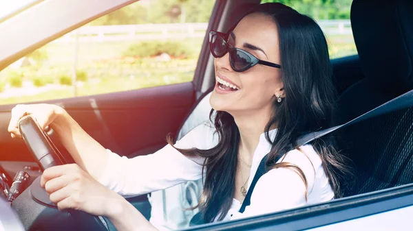 Piękna Kobieta Kierowca Okulary Jazdy Samochodem — Zdjęcie stockowe