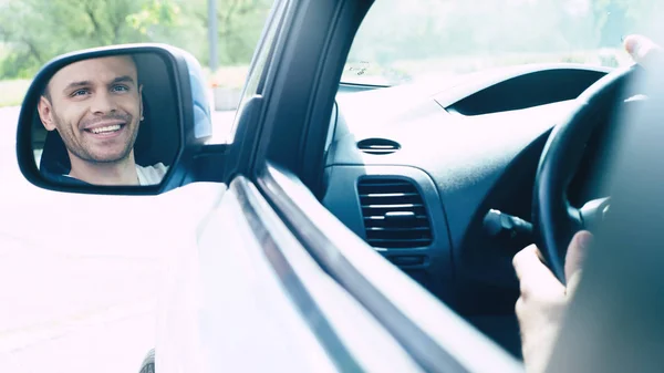 Snygg Leende Manlig Förare Sitter Bilen — Stockfoto