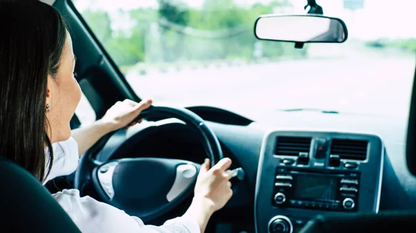 Beautiful Female Driver Driving Car — Stock Photo, Image