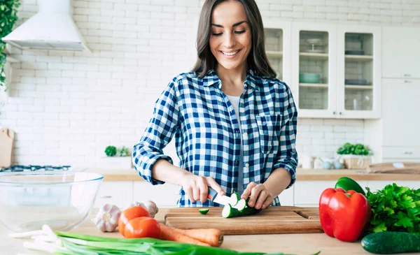 Mooie Jonge Vrouw Bereidt Groente Salade Keuken Gezonde Voeding Vegan — Stockfoto