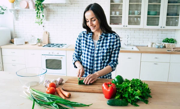 Mooie Jonge Vrouw Bereidt Groente Salade Keuken Gezonde Voeding Vegan — Stockfoto