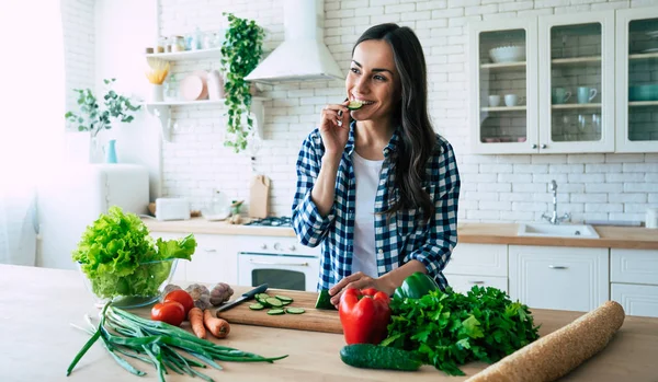 Mooie Jonge Vrouw Bereidt Groente Salade Keuken Gezonde Voeding Vegan — Stockfoto