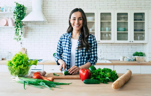 Mooie Jonge Vrouw Bereidt Groente Salade Keuken Gezonde Voeding Vegan — Stockfoto