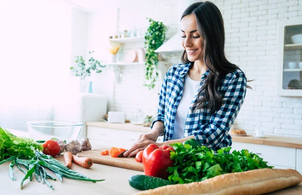 Mooie Jonge Vrouw Bereidt Groente Salade Keuken Gezonde Voeding Vegan — Stockfoto