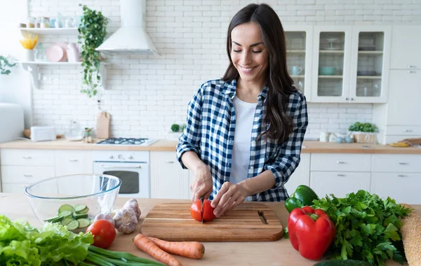 Mooie Jonge Vrouw Bereidt Groente Salade Keuken Gezonde Voeding Vegan — Stockfoto