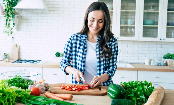 Mooie Jonge Vrouw Bereidt Groente Salade Keuken Gezonde Voeding Vegan — Stockfoto