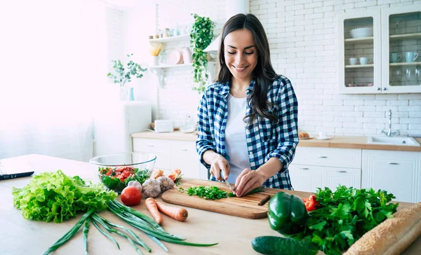 Красивая Молодая Женщина Готовит Овощной Салат Кухне Здоровое Питание Веганский — стоковое фото