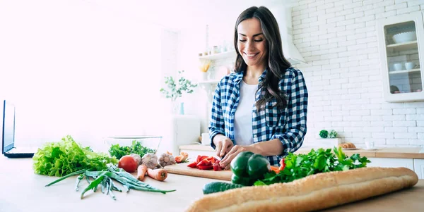 Mooie Jonge Vrouw Bereidt Groente Salade Keuken Gezonde Voeding Vegan — Stockfoto