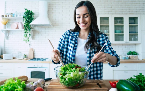 Mooie Jonge Vrouw Bereidt Groente Salade Keuken Gezonde Voeding Vegan — Stockfoto