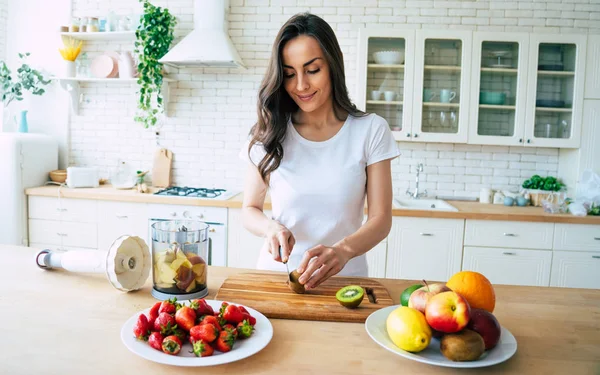 Mooie Vrouw Maken Vruchten Smoothies Met Blender Gezond Eten Lifestyle — Stockfoto