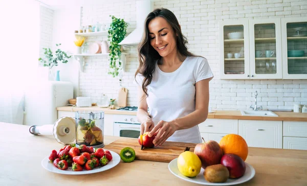 Mooie Vrouw Maken Vruchten Smoothies Met Blender Gezond Eten Lifestyle — Stockfoto