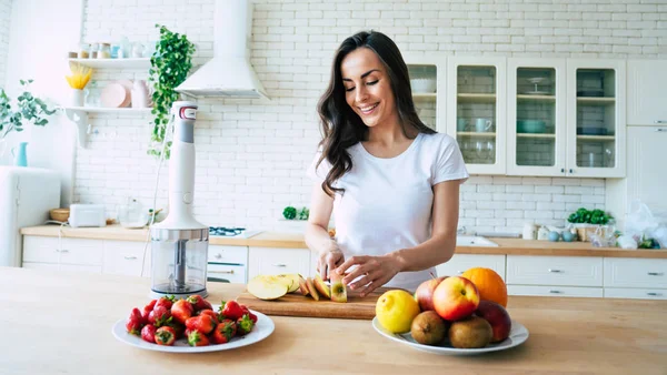 Mooie Vrouw Maken Vruchten Smoothies Met Blender Gezond Eten Lifestyle — Stockfoto