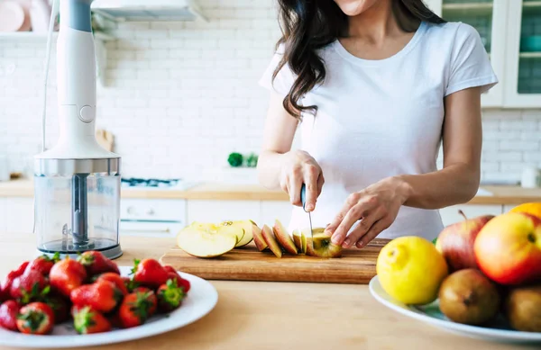 Beautiful Woman Making Fruits Smoothies Blender Healthy Eating Lifestyle Concept — Stock Photo, Image