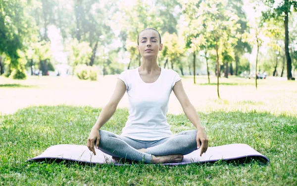 Mooie Jonge Vrouw Doet Yoga Park Ontspannen Mediteren Terwijl Wordt — Stockfoto