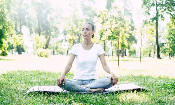 Vrouwelijke Yoga Park Jonge Brunette Vrouw Lotus Pose Zittend Groen — Stockfoto