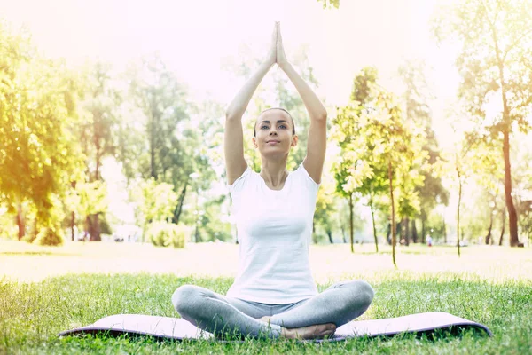 Vrouwelijke Yoga Park Jonge Brunette Vrouw Lotus Pose Zittend Groen — Stockfoto