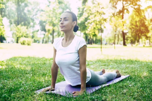 Mooie Jonge Vrouw Doet Yoga Park Weg Kijken Brunette Vrouw — Stockfoto