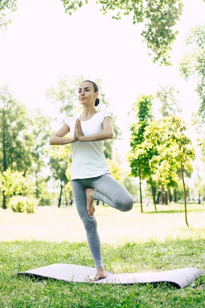 Yoga Voor Een Goede Gezondheid Sterke Lichaam Jonge Mooie Vrouw — Stockfoto