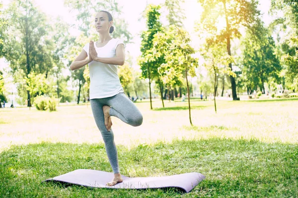 Yoga Voor Een Goede Gezondheid Sterke Lichaam Jonge Mooie Vrouw — Stockfoto