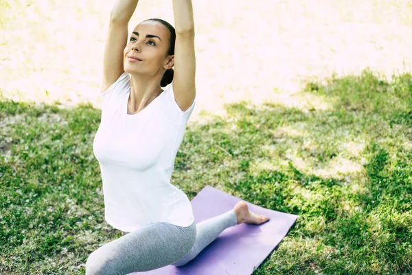 Slim Fitness Vrouw Een Yoga Mat Ontspannen Outdoor Park — Stockfoto