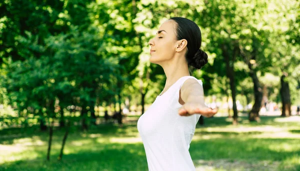 Bella Giovane Donna Che Yoga Nel Parco Rilassarsi Meditare Mentre — Foto Stock