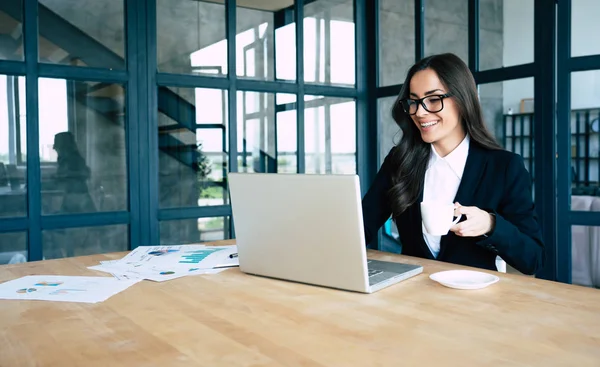 Retrato Sonriente Joven Mujer Negocios Gafas Traje Completo Sentado Lugar — Foto de Stock