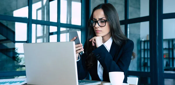 Concentrado Trabajo Mujer Negocios Joven Confianza Traje Completo Que Trabaja — Foto de Stock