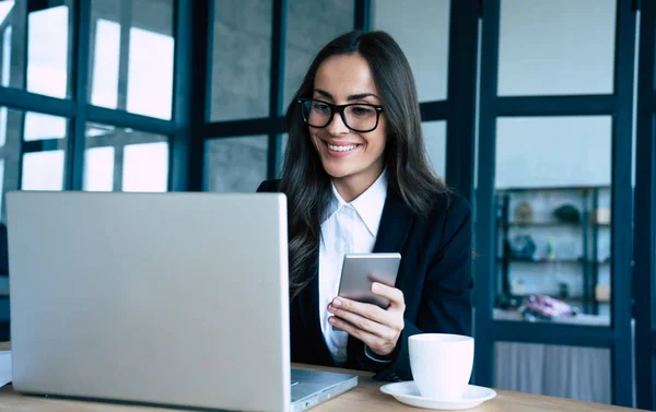 Encantadoras Mujeres Negocios Vestidas Con Traje Completo Usando Teléfonos Inteligentes — Foto de Stock