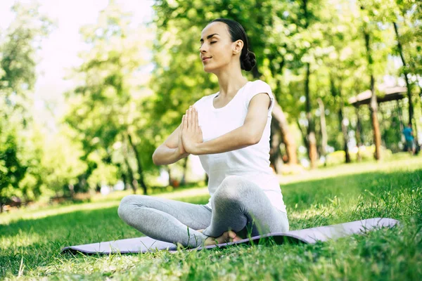 Vrouwelijke Yoga Park Jonge Brunette Vrouw Lotus Pose Zittend Groen — Stockfoto