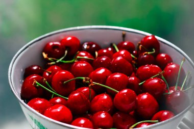 Beyaz tabaklarda taze ve güzel kırmızı kirazlar. Mevsim meyveleri ve sağlıklı beslenme