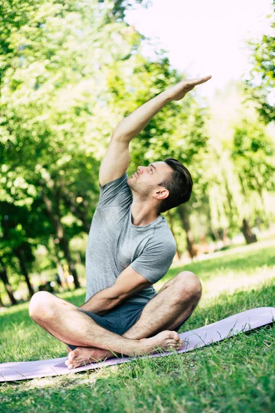Mannelijke Yoga Ontspanning Sportieve Slanke Knappe Jongeman Doet Yoga Oefeningen — Stockfoto