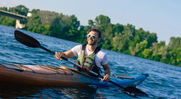 Disfrute Vacaciones Activas Vista Trasera Del Hombre Activo Remando Kayak —  Fotos de Stock