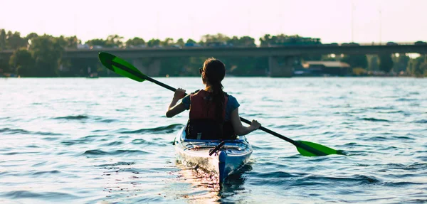 Profitez Vacances Actives Vue Arrière Femme Active Pagayant Kayak — Photo