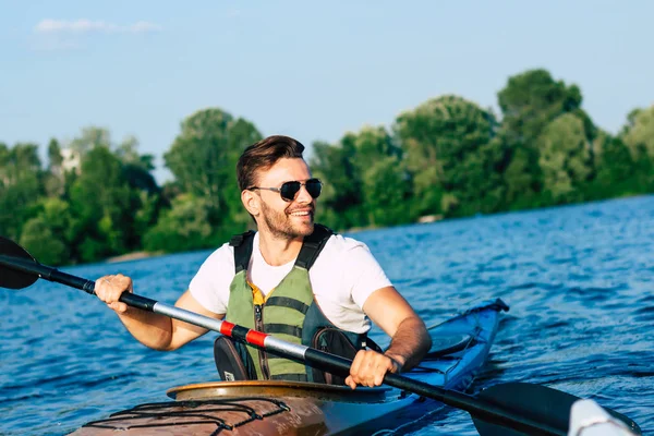 Profitez Vacances Actives Vue Arrière Homme Actif Pagayant Kayak — Photo